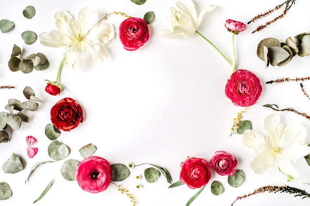 Floral frame of pink and red roses or ranunculus - Photo, image