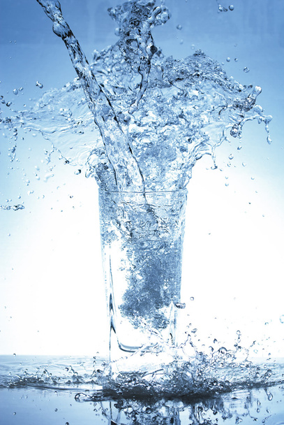 Salpicadura de agua de vidrio
 - Foto, Imagen