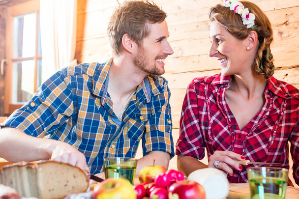Erkek ve kadın dağ kabin içinde yemek yeme - Fotoğraf, Görsel