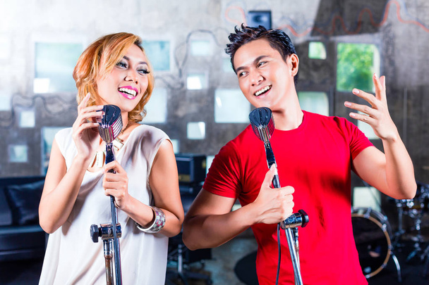 Азиатская певица продюсирует песни в студии звукозаписи
 - Фото, изображение