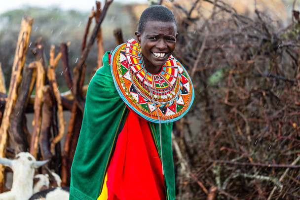 Massai-Frau in ihrem Dorf - Foto, Bild