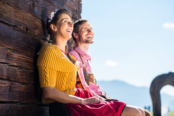 Couple dans les vêtements traditionnels devant la cabane de montagne
 - Photo, image