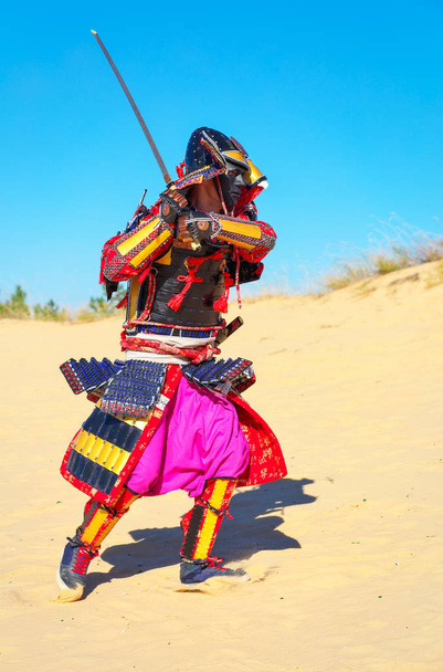 Muži v samurajské brnění s mečem běžící na písku - Fotografie, Obrázek