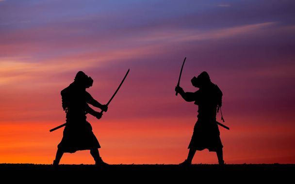 Obrázek s dvěma samurajové a západu slunce na obloze - Fotografie, Obrázek