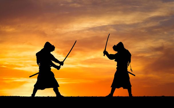 Bild mit zwei Samurais und Sonnenuntergang - Foto, Bild