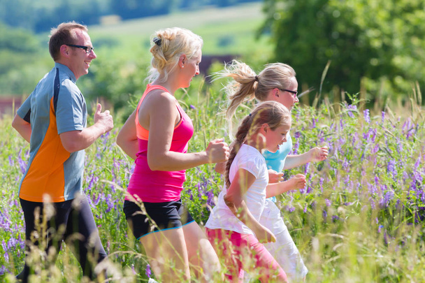 Família correndo para uma melhor aptidão no verão
 - Foto, Imagem