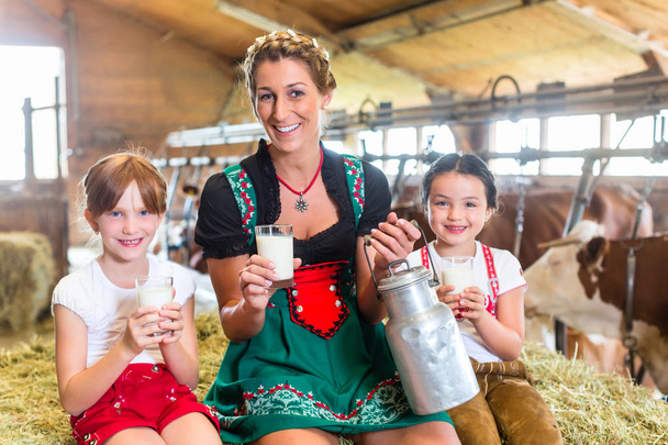 Famiglia Bavaria beve latte
 - Foto, immagini