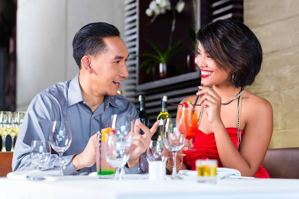 Asiática pareja bebiendo cócteles
 - Foto, Imagen