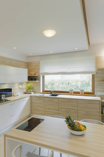 Modern fitted kitchen with window - Foto, Imagem