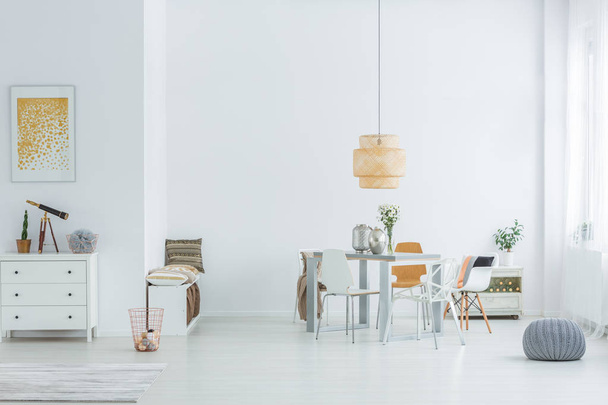 White loft with dining table - Foto, afbeelding