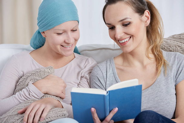Cancer woman reading book - Foto, Bild