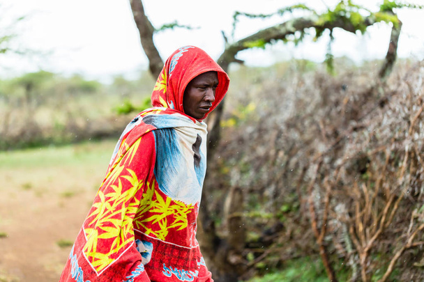 Massai άνθρωπος στέκεται στη βροχή - Φωτογραφία, εικόνα