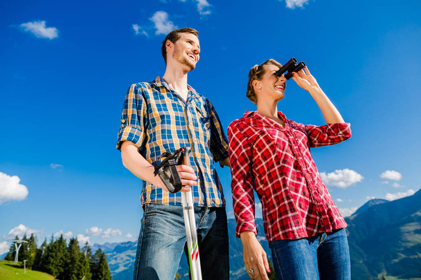 Paar genießt Aussicht beim Wandern in den Bergen - Foto, Bild
