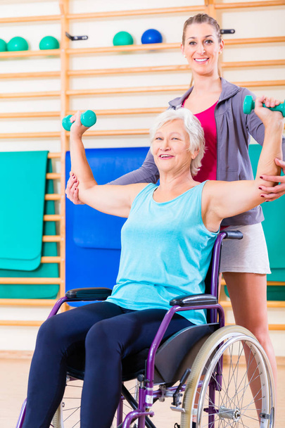 Tekerlekli sandalyedeki yaşlı kadın fizik tedavi görüyor. - Fotoğraf, Görsel