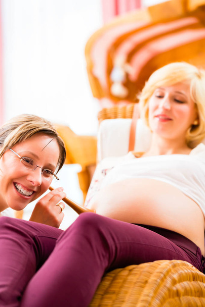 Βλέποντας μητέρα μαία για εξέταση εγκυμοσύνης - Φωτογραφία, εικόνα