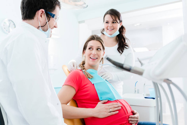 Schwangere beim Zahnarzt - Foto, Bild