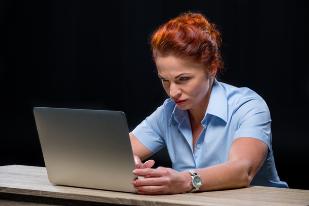 kobieta korzystająca z laptopa - Zdjęcie, obraz
