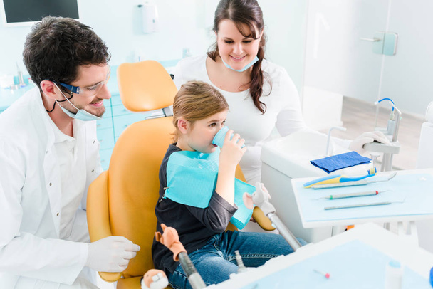 Dentiste traitant l'enfant
  - Photo, image