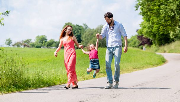 Família deixando criança voar no passeio de verão
 - Foto, Imagem