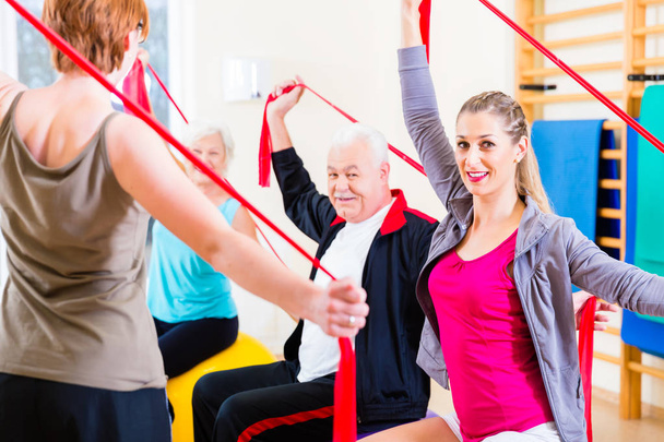 Personnes âgées au cours de fitness en salle de gym
 - Photo, image