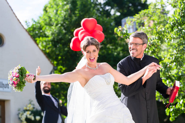 Nevěsta s knězem  - Fotografie, Obrázek