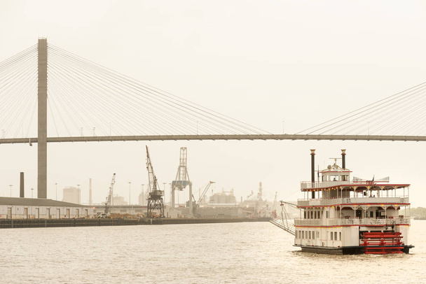 Barco de vapor en el río Savannah y puente de Talmadge
 - Foto, Imagen