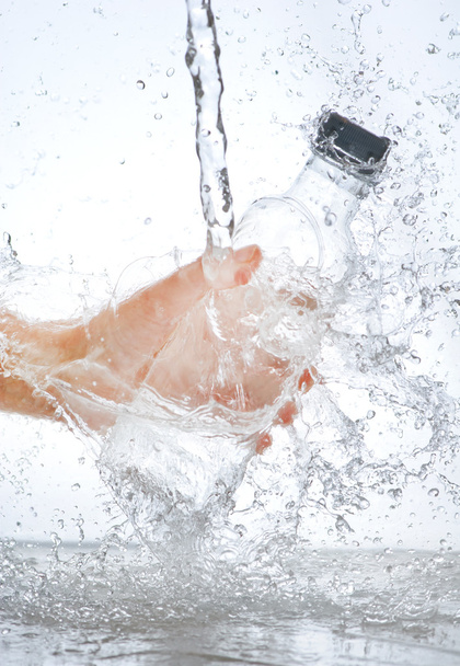 Vesipullo kädessä, vesipisaroiden suihkeessa
 - Valokuva, kuva
