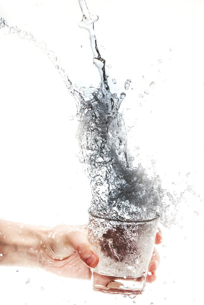 Holding cups, splashing water - Фото, зображення