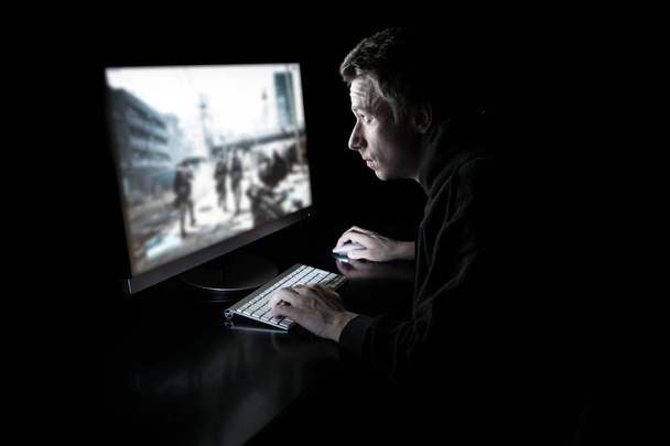 Young gamer in the dark - Zdjęcie, obraz
