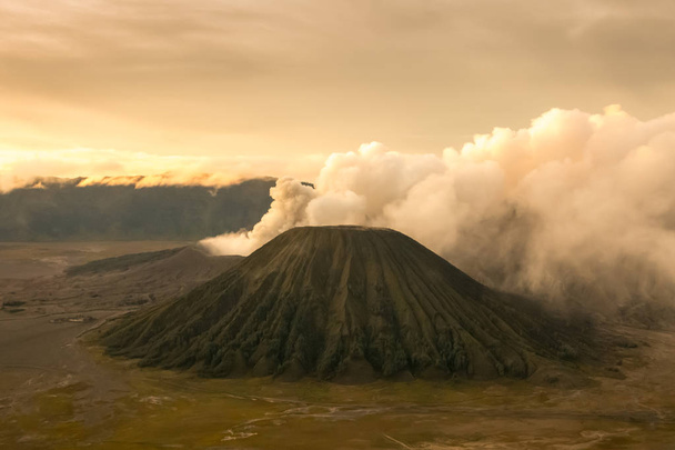 Doğu Java, Endonezya gündoğumu sırasında Mount Bromo yanardağ. - Fotoğraf, Görsel