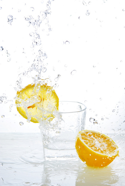 lasillinen jäävettä sitruunaviipaleella
 - Valokuva, kuva