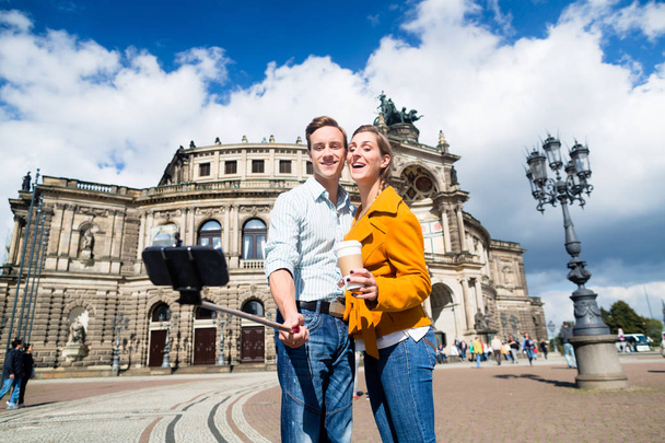 Couple taking selfie at Semperoper in Dresden - Valokuva, kuva