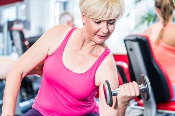 mujer mayor haciendo ejercicio con mancuerna
 - Foto, Imagen