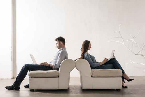 Чоловік і жінка сидять
  - Фото, зображення