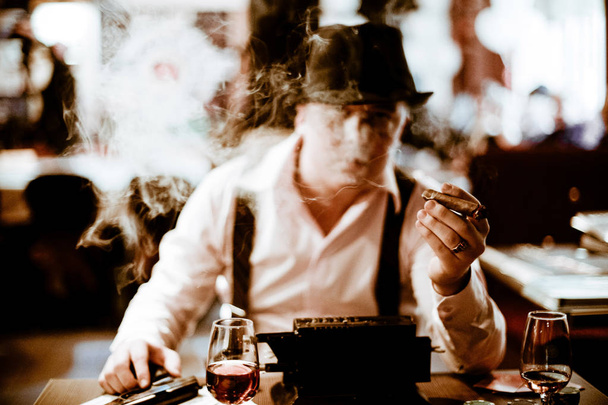 Mobsters sentado e fumar um charuto através de fumaça
 - Foto, Imagem