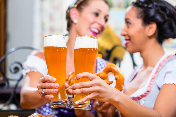 Namoradas com Pretzel e cerveja em Bavarian Inn
 - Foto, Imagem