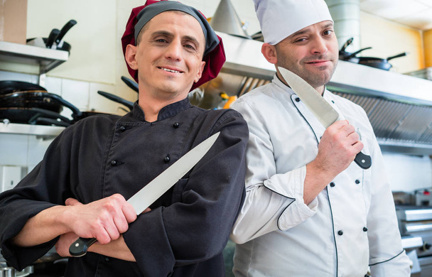 Ποζάρει με μαχαίρι σε κουζίνα εστιατορίου τους σεφ - Φωτογραφία, εικόνα