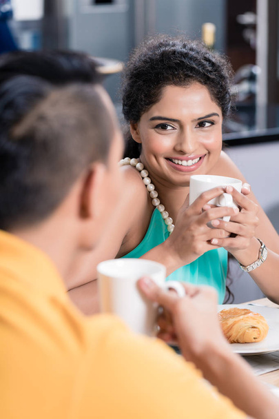 Casal indiano tomando café da manhã na cozinha
 - Foto, Imagem