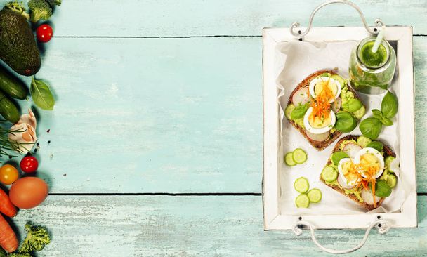 Mavi rustik arka plan üzerinde sağlıklı sandviç - Fotoğraf, Görsel