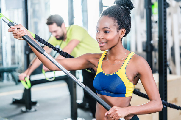 Kadın ve erkekte daha iyi fitness için fonksiyonel eğitim - Fotoğraf, Görsel