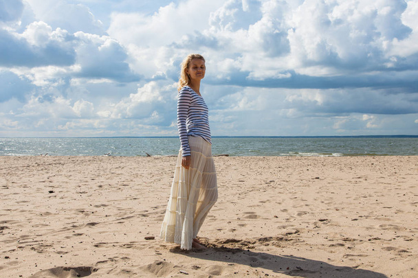 joven mujer de pie en la playa - Foto, Imagen