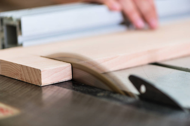 Carpenter planche à découper en bois
  - Photo, image