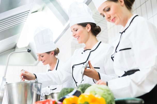 kuchaři připravují jídla v komerční kuchyni - Fotografie, Obrázek