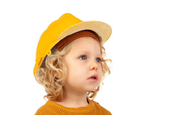 Schattige kleine jongen met gele helm - Foto, afbeelding