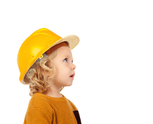 Schattige kleine jongen met gele helm - Foto, afbeelding