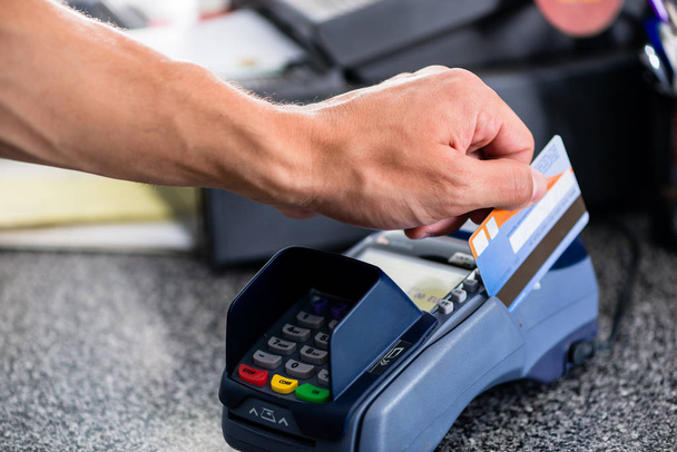 Kredi kartı ödeme terminalinde - Fotoğraf, Görsel