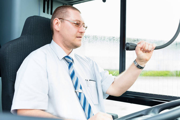 Водитель автобуса делает объявление
 - Фото, изображение