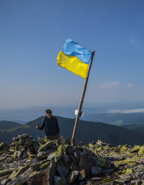 A nő a hegy tetején. Az ukrán-Kárpátok - Fotó, kép