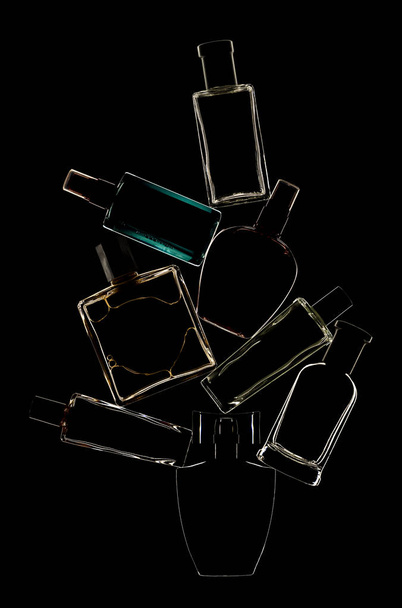 silueta de botellas de perfume
 - Foto, Imagen