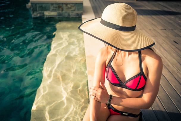 Femme en vacances d'été assis à la piscine
  - Photo, image